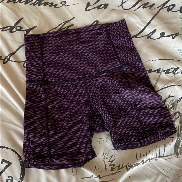 4 for $20 Women's LULULEMON SIZE 4 Purple Patterned Shorts - Picture 1 of 3
